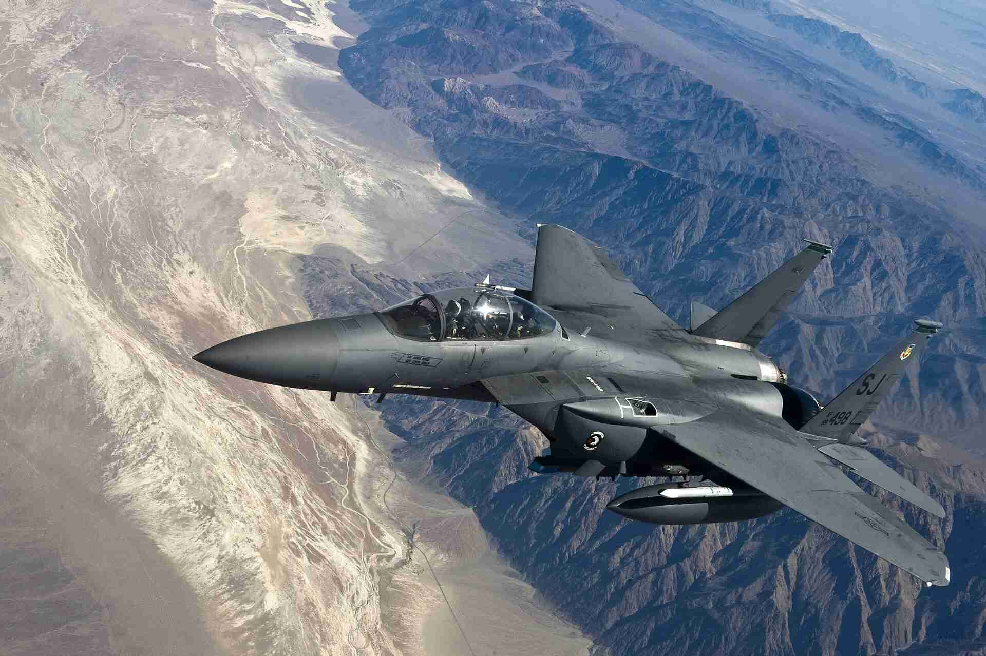 Amerikaanse straaljager van de luchtmacht boven woestijngebied