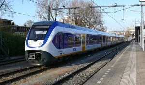 Een NS Sprinter langs het perron van een station