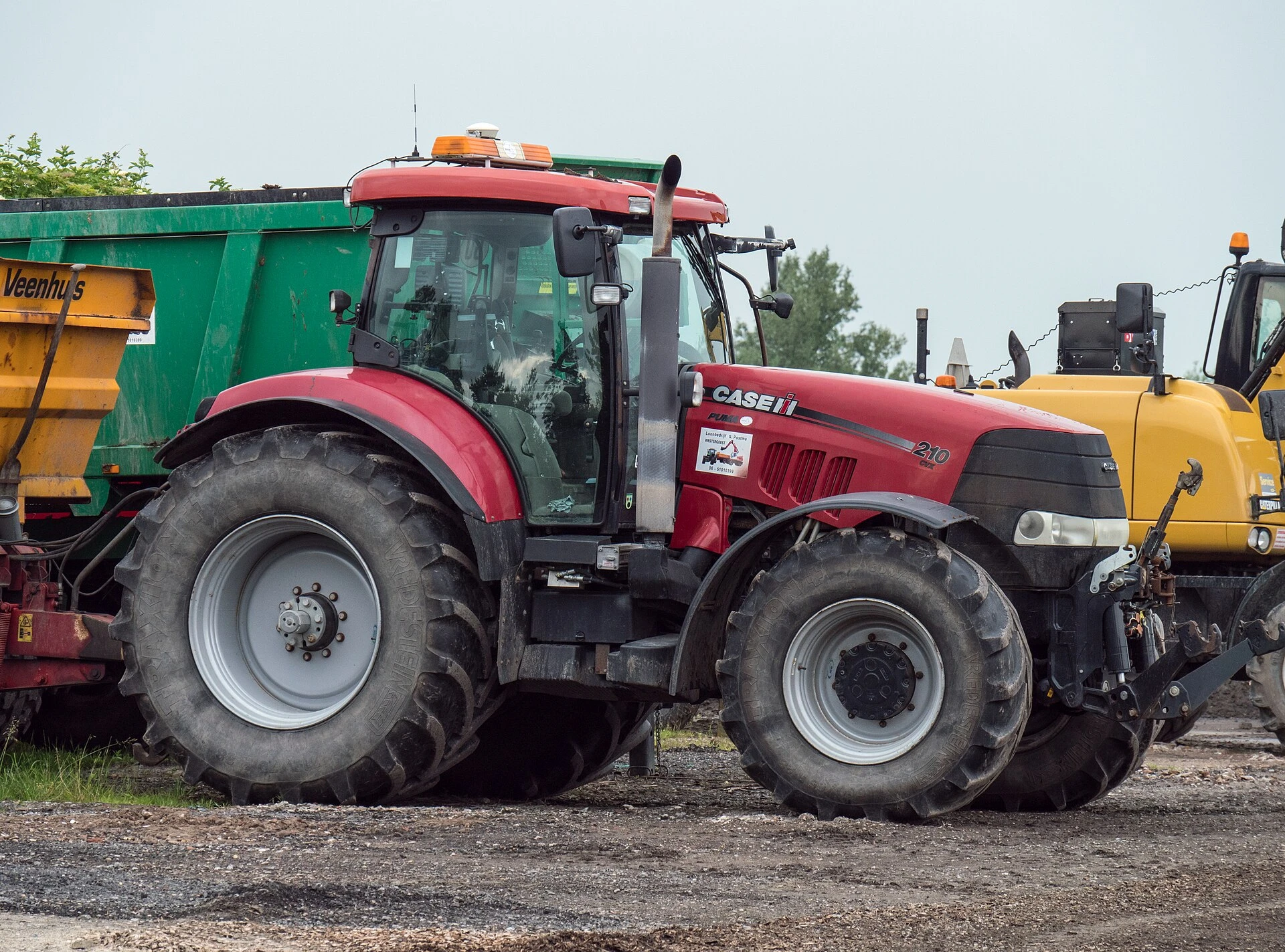 Rode tractor met aanhanger op een terrein