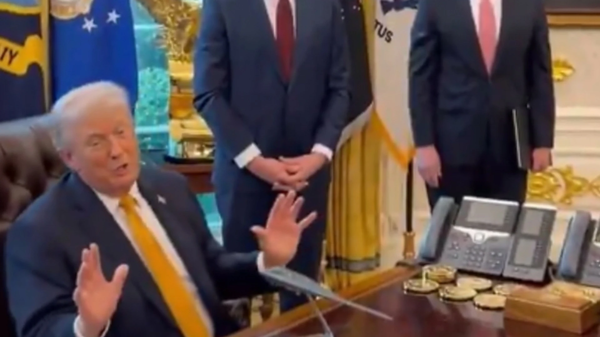 Beelden lijken te tonen hoe Trump het in zijn broek doet: &acute;Functionarissen over hun nek&acute;