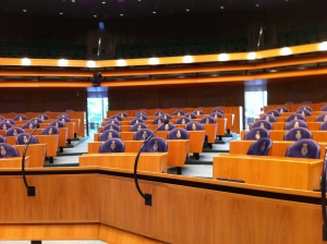 Lege zetels in de vergaderzaal van de Tweede Kamer