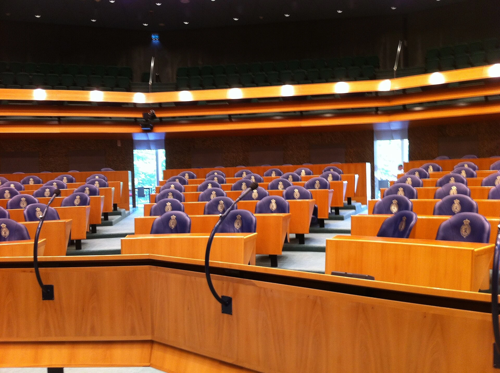 Kamerleden stromen toe naar Koninklijke Schouwburg voor Troonrede: ‘De derde dinsdag van september is aangebroken’