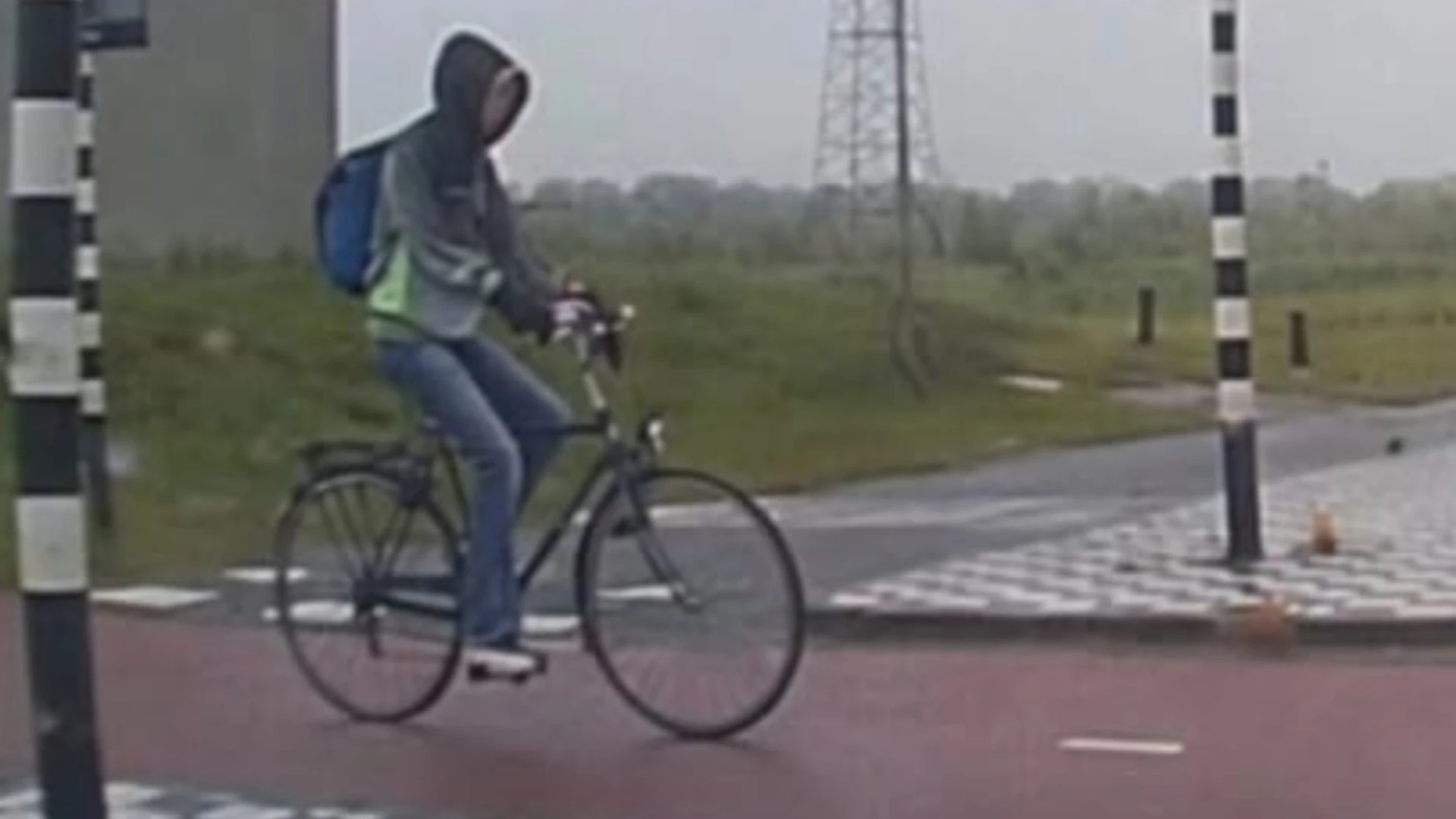 Capuchon op fiets kijkt nergens naar: ‘Belandt bijna op motorkap’