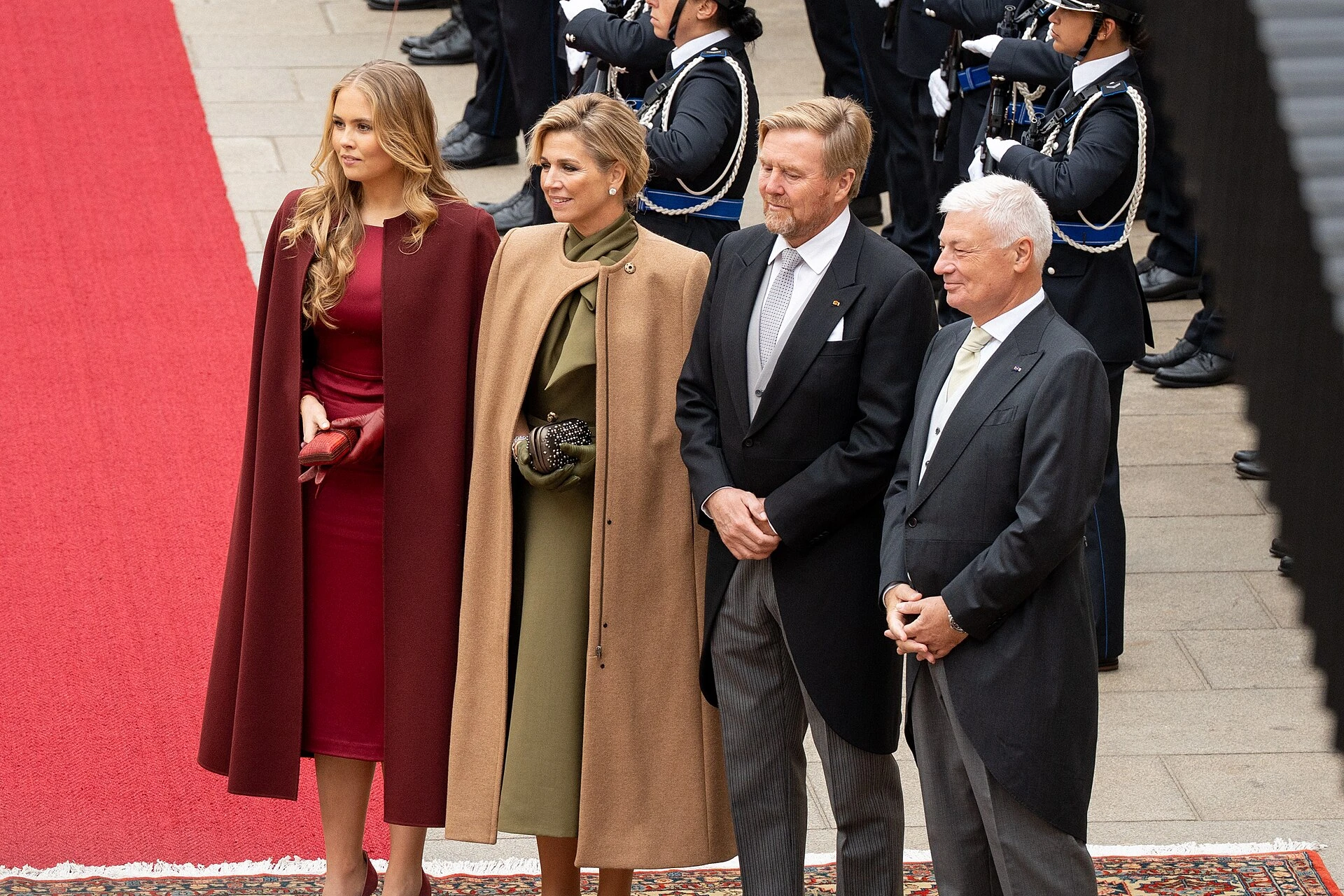 Koningin Máxima, koning Willem-Alexander en prinses Amalia bij een staatsceremonie