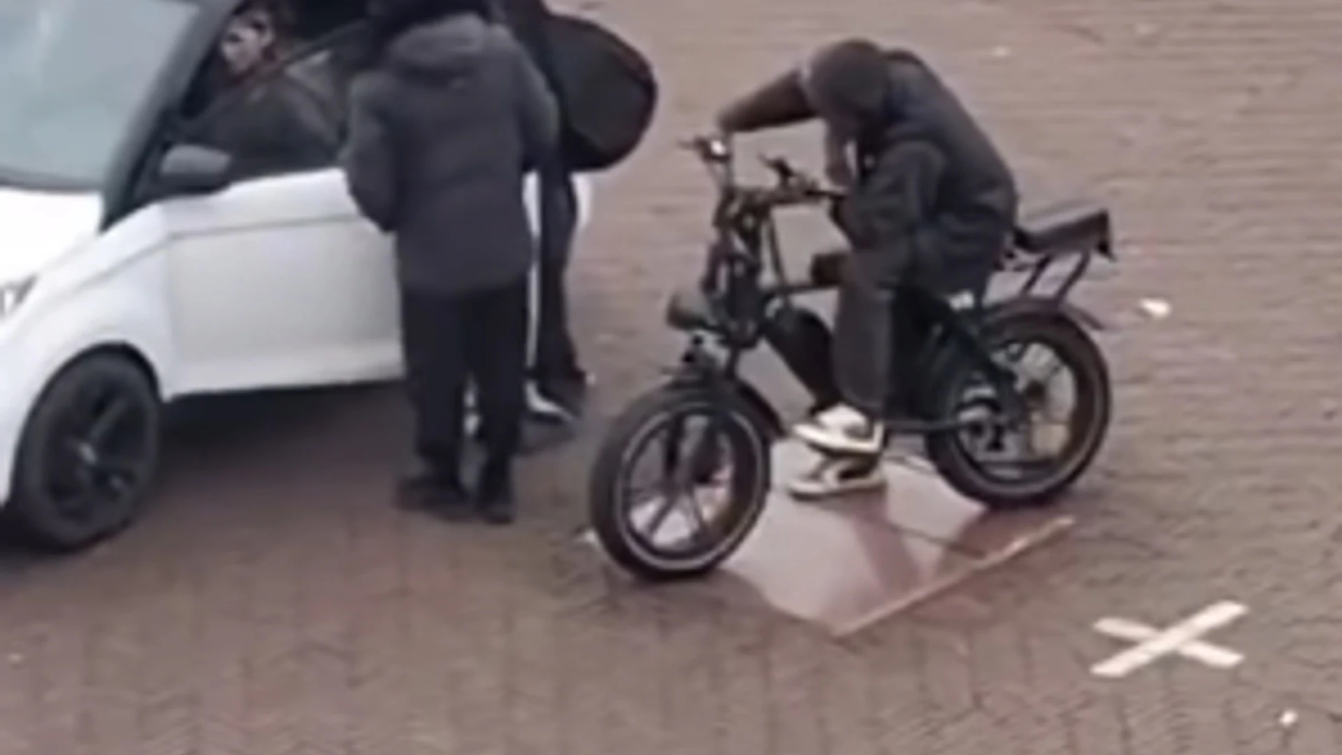 Kansparels trekken meisje op klaarlichte dag uit auto: &acute;Buur filmt alles&acute;