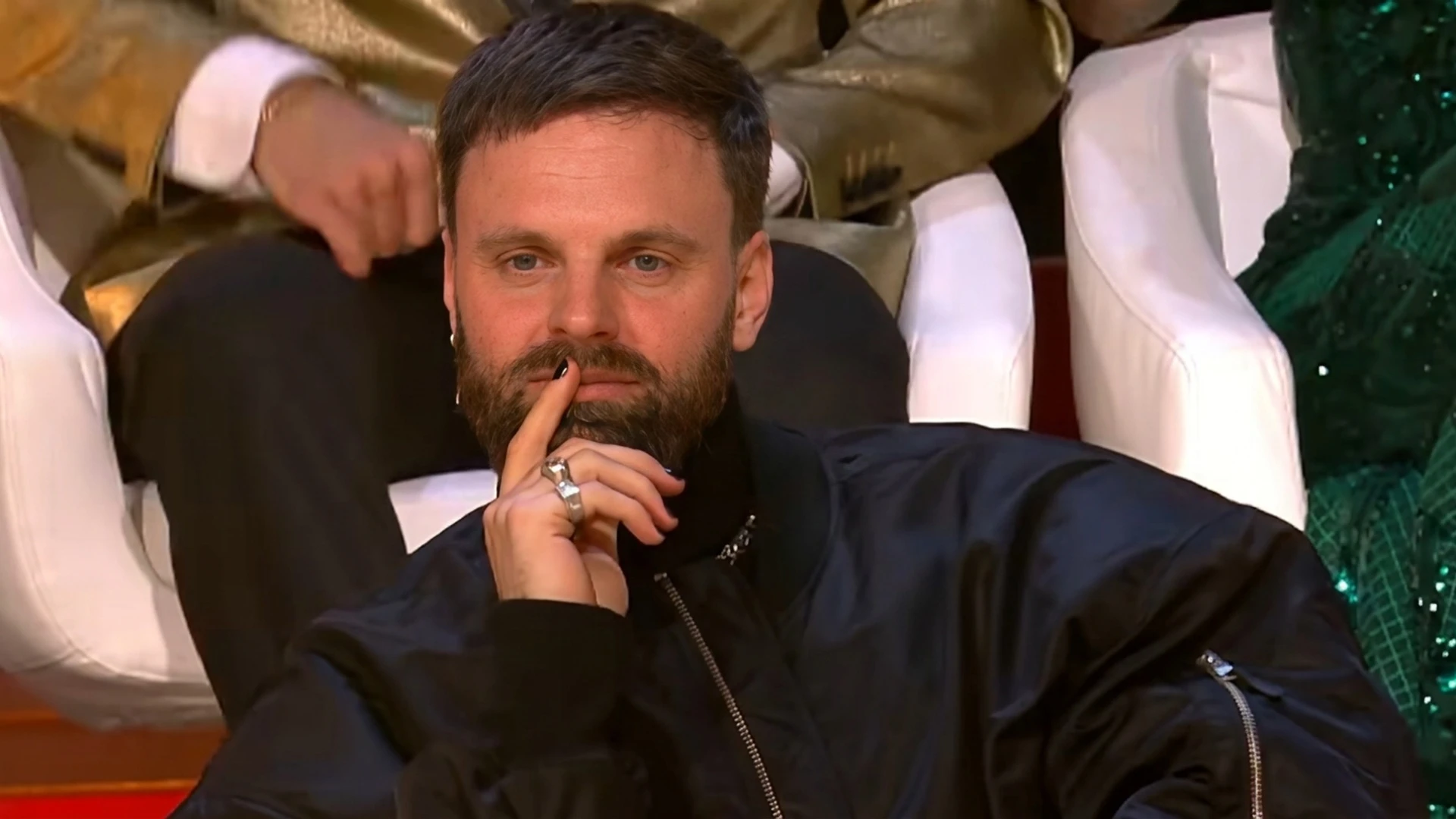 Televizier kijker zoomt in op ketting Tim Hofman: &acute;Dit bizar woord staat erop&hellip;&acute;